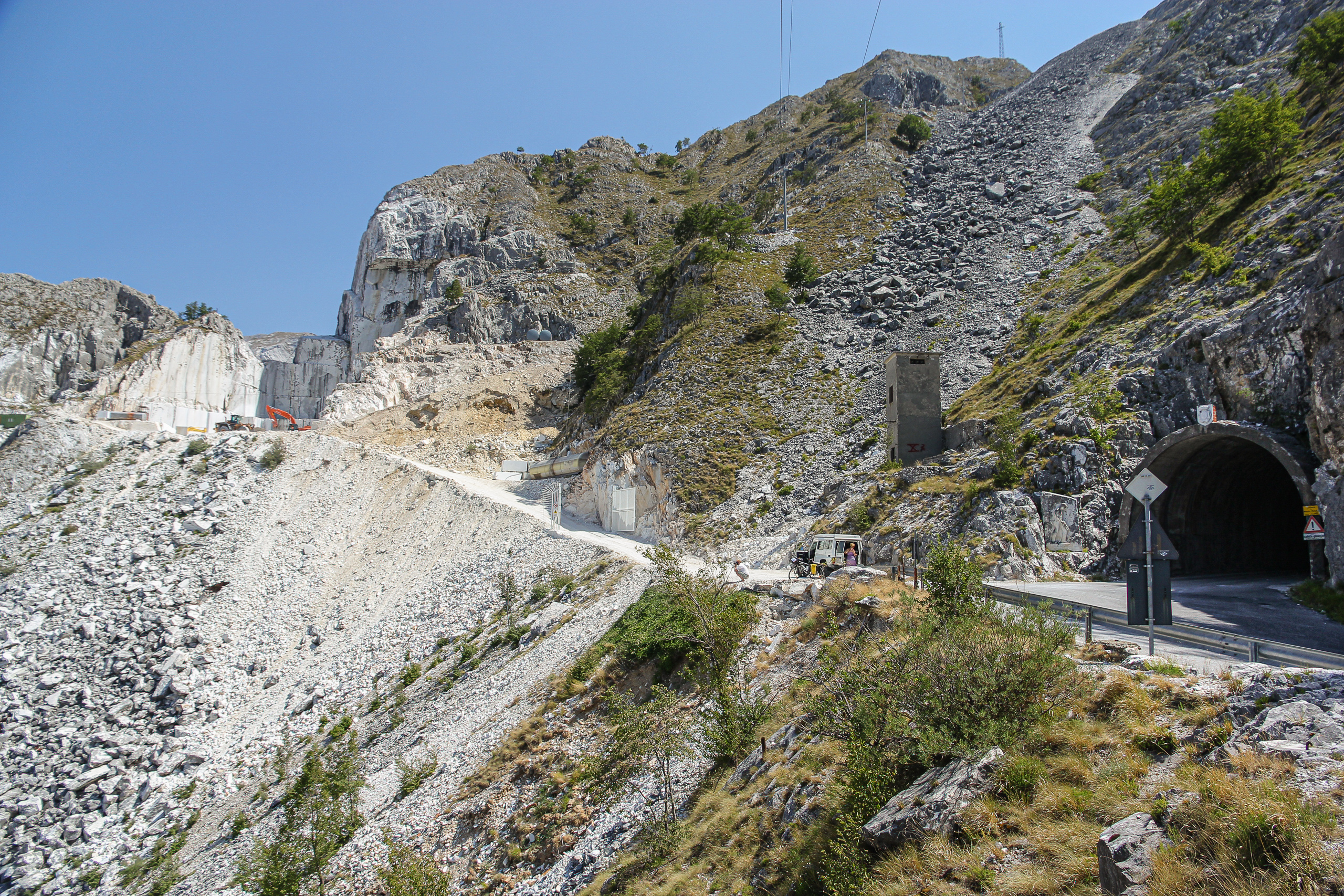Die Straße verschwindet im Tunnel, ringsum nichts als Schutt und Marmor